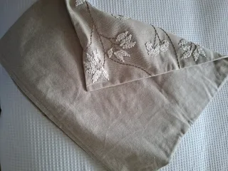 Cojines decorativos beige con flores