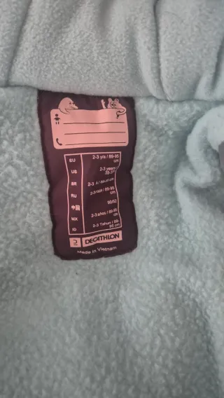 Mono de nieve y botas para bebé