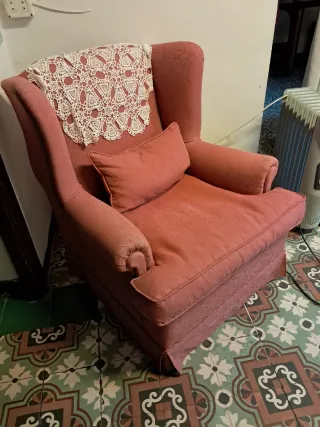 Sillon orejero rosa con cojín. Escucho propuestas
