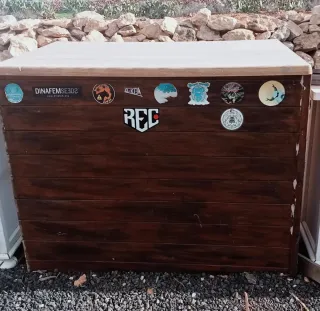 Mini bar de madera y hierro.