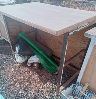 Mini bar de madera y hierro.