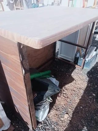 Mini bar de madera y hierro.