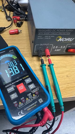 Fuente Alimentación NORU 13.8V DC 2.5-3.5A