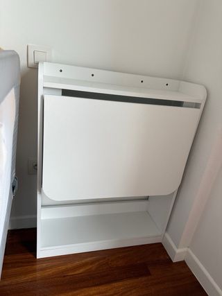 Mesa de trabajo plegable con estantes