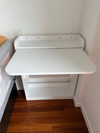 Mesa de trabajo plegable con estantes