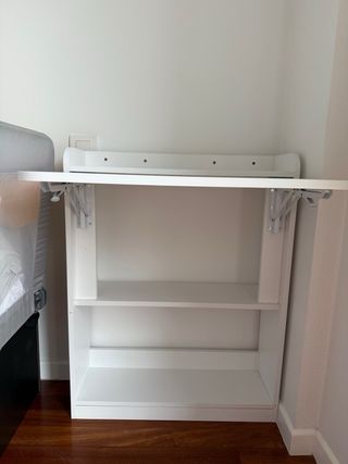 Mesa de trabajo plegable con estantes