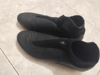 Botas de fútbol negras
