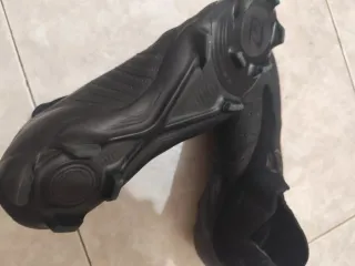 Botas de fútbol negras