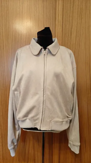Chaqueta beige estilo bomber