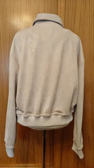 Chaqueta beige estilo bomber