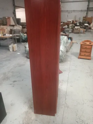 Vitrina moderna de madera y cristal