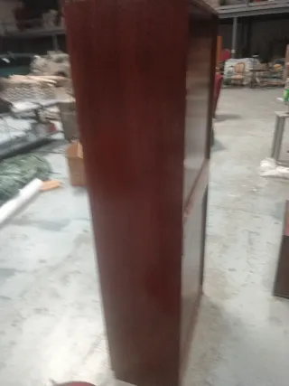 Vitrina moderna de madera y cristal