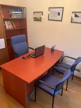 Mesa de despacho, sillas y estanteria