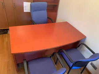 Mesa de despacho, sillas y estanteria