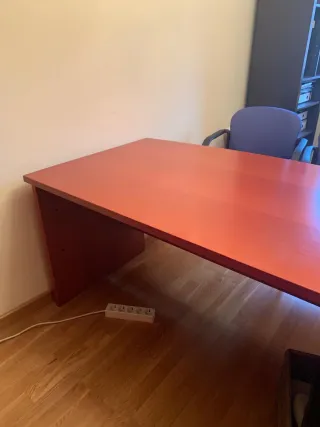 Mesa de despacho, sillas y estanteria