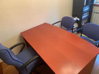 Mesa de despacho, sillas y estanteria
