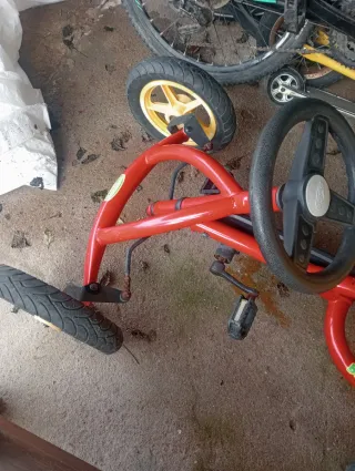 Coche a pedales rojo y amarillo