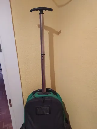 Mochila escolar verde con ruedas