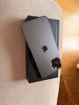 iPhone 12 Pro Space Gray + protector pantalla