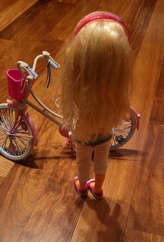 Muñeca Nancy con cascos y  bicicleta