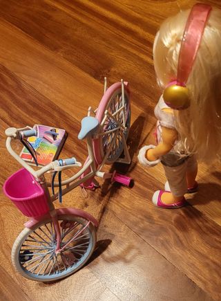 Muñeca Nancy con cascos y  bicicleta