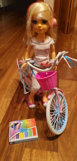 Muñeca Nancy con cascos y  bicicleta