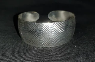 Brazalete plateado con diseño ondulado