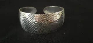 Brazalete plateado con diseño ondulado