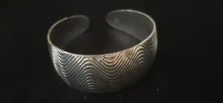 Brazalete plateado con diseño ondulado