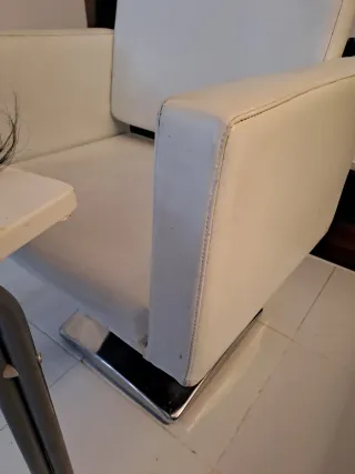 Sillón de peluquería blanco y plateado