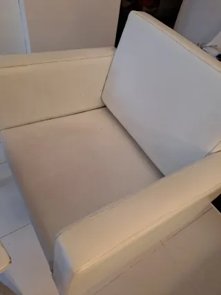 Sillón de peluquería blanco y plateado