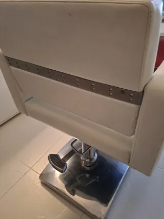 Sillón de peluquería blanco y plateado