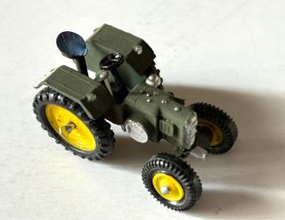 Tractor verde ANGUPLAS Mini Cars 1:86