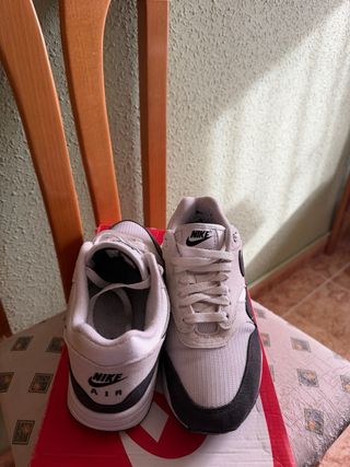 Zapatillas Nike Air Max 1 Blancas y Negras