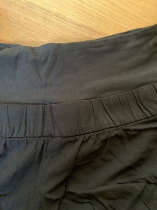 Pijama premamá azul y blanco y pantalón negro