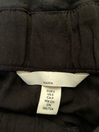 Pijama premamá azul y blanco y pantalón negro