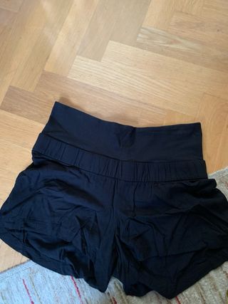 Pijama premamá azul y blanco y pantalón negro