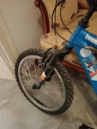 Bicicleta de montaña azul