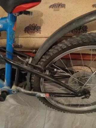 Bicicleta de montaña azul