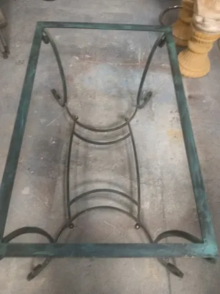 Mesa de hierro forja y cristal verde