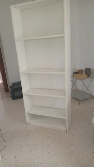 Estantería blanca de madera