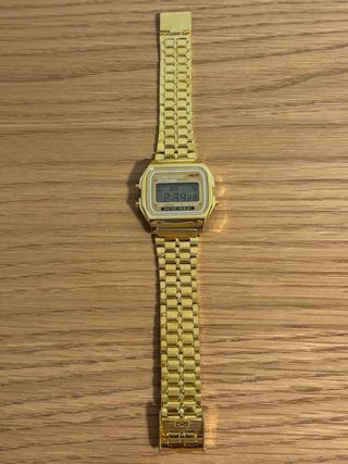 Reloj Digital similar Casio Dorado