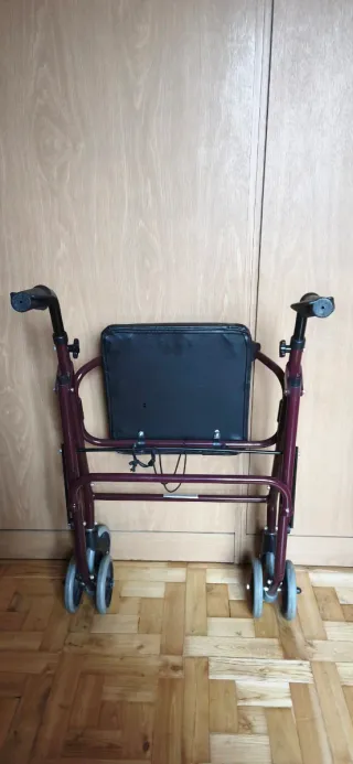 Andador geriátrico plegable