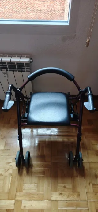 Andador geriátrico plegable