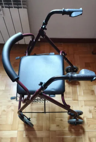 Andador geriátrico plegable