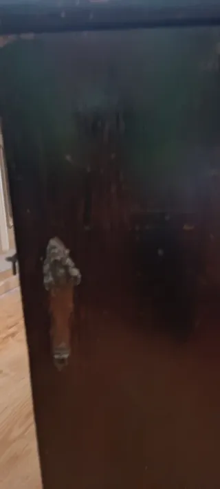 Cómoda de madera oscura