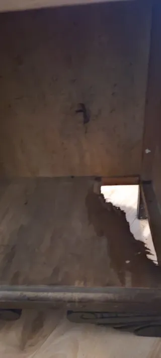 Cómoda de madera oscura