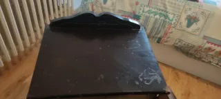 Cómoda de madera oscura