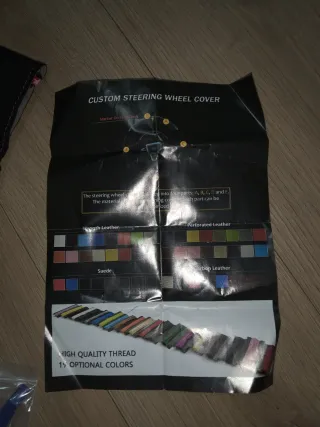 Funda Volante estilo Piel Perforada Roja Universal