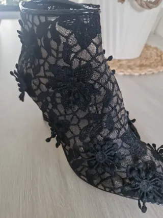 Botines de encaje negro para mujer